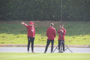 Mel y su cuerpo técnico en el Anexo.