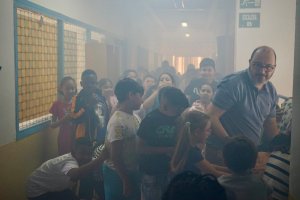 El alumnado del centro realiza el simulacro.