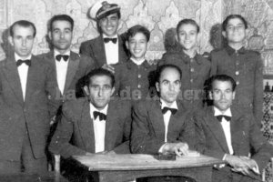 Uno de los empleados más célebres que tuvo el Casino en su historia fue el escribiente Obdulio Herrera (primero por la derecha sentado).