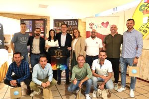 Fotografía de familia durante la presentación de la prueba.