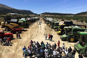 Cosechadoras listas para partir. Foto: Ayuntamiento de María.