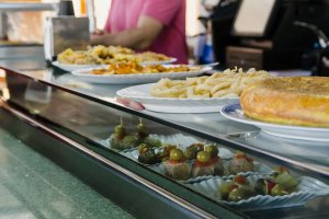 Imagen de archivo de la variedad gastronómica de las tapas de Almería.