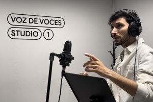 Miguel Ángel Andújar en el atril doblando una escena.