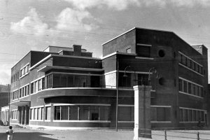 Octubre de 1948. Casa de Maternidad en obras. Un año  antes se habían iniciado los trabajos para levantar la clínica del 18 de Julio, justo al lado.