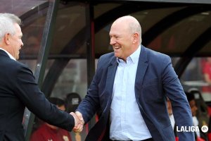 Pepe Mel saludando a Javier Aguirre.