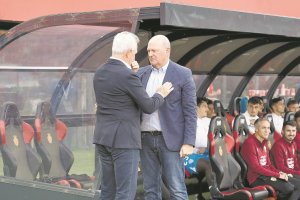 El saludo de dos técnicos experimentados de nuestro fútbol: Javier Aguirre y Pepe Mel, en Son Moix.