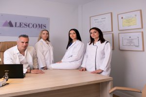 El Dr. Guillermo Ford junto a su equipo de profesionales.