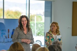 María Vázquez junto a Paola Laynez en un acto