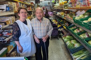 Nico y su padre Diego tras el mostrador de su Supermercado: 'Pandereta'.