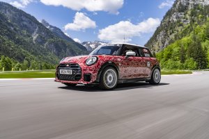 MINI, rinde homenaje a los icónicos colores rojo y blanco utilizados por los Minis clásicos en los deportes de motor