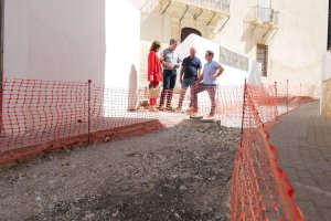 Manuel Cortés durante su visita a los trabajos en la calle Estrella de Adra.