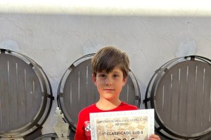 Daniel posando con el premio y el trofeo conseguidos en Montilla.