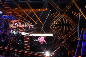 Vanesa Martín se mete debajo de la mesa tras la actuación de la almeriense..