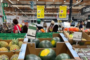 Sandías en los lineales de un supermercado.