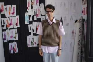 El diseñador almeriense Daniel Cerdán, en su atelier boutique de Obispo Orberá.