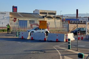 Corte de tráfico en sentido ascendente de Sierra Alhamilla bajo el puente de la Avenida del Mediterráneo.