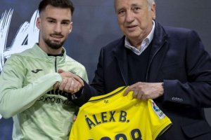 Álex Baena con Fernando Roig en su ampliación de contrato.