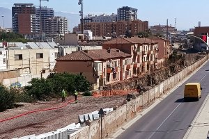 Obras del soterramiento junto a las viejas viviendas de la Renfe.