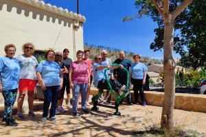 Los mayores de El Puertecico ya han estrenado los nuevos aparatos de gimnasia.