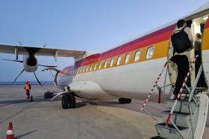 Imagen de un avión en la pista del Aeropuerto de Almería con el mar de fondo.