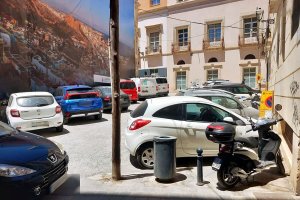 Aparcamiento incontrolado en el solar y la calle Padre Tapia
