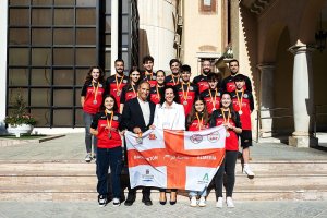 La alcaldesa con algunos miembros del club almeriense.