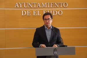 El alcalde de El Ejido, Francisco Góngora, durante su comparecencia en el Ayuntamiento.