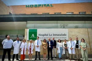 Fotografía de familia de la consejera y autoridades sanitarias con los profesionales.
