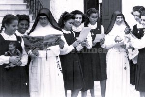 Grupo de alumnas y monjas del primer curso del colegio Stella Maris con las huchas con las que salían a la calle a pedir para el Domund.