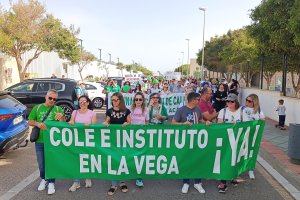 Imagen de la manifestación por parte de las asociaciones y familias de la Vega de Acá celebrada esta tarde.