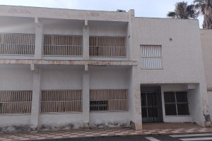 Estado actual de las aulas junto a la biblioteca, uno de los espacios que se proponen adecentar en Las Marinas.