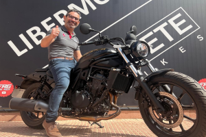 Juanmi, comercial de Libermoto, montado en la nueva Eliminator 500 de Kawasaki.