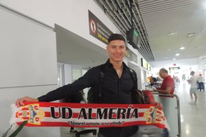 Darwin Núñez, con LA VOZ y Cadena SER, el día que llegó a Almería.