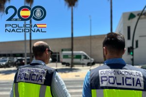 Agentes de la Policía Nacional en su intervención.