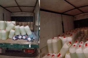 Imágenes del interior del camión interceptado por la Guardia Civil con 150 petacas de gasolina.