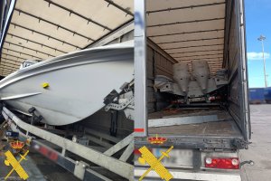 Imágenes de la embarcación y remolque sustraído el pasado mes de febrero en Francia.