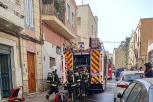 Los bomberos de Almería intervienen en el inmueble.