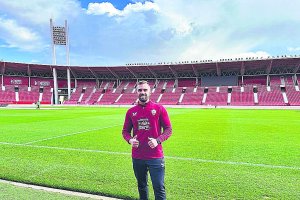 Sergio Valverde posa en la hierba del Estadio de los Juegos Mediterráneos. Uno de los técnicos de la cantera con mucho futuro.