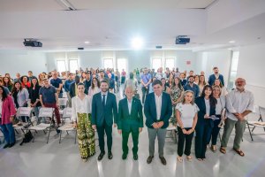 Foto grupal de todos los participantes en la reunión.