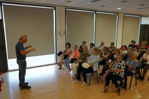 Los mayores asisten al taller.