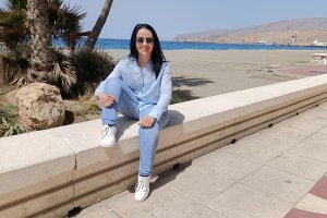 En el Paseo Marítimo de su tierra, Almería, justo delante de su Restaurante, 'Il Capo'.