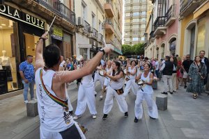 La batucada Kalima du Samba en su recorrido por el centro de Almería.