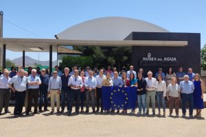 Carmen Crespo, número 2 del PP al Parlamento Europeo, junto a presidentes de comunidades de regantes del Levante y Murcia en un acto esta mañana.