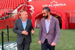 Pedro Manuel de la Cruz y el CEO del Almería, Mohamed El Assy.