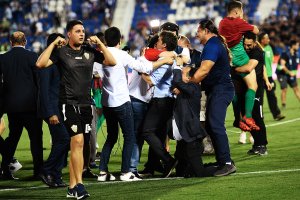 Turki y Rubi se abrazan tras el ascenso a Primera División.