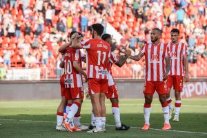 La goleada se fraguó en la segunda mitad con un Luis Suárez que hizo doblete, al igual que Sergio Arribas.