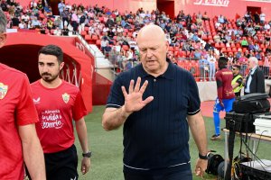 Pepe Mel en su último compromiso con el Almería, en el que logró la primera y única victoria en casa.