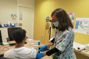Imagen de archivo de una enfermera vacunando a un joven andaluz contra el papiloma humano.