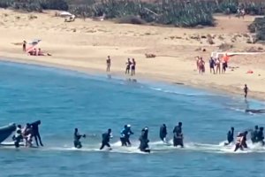 Desembarco de migrantes en la Playa de los Genoveses.