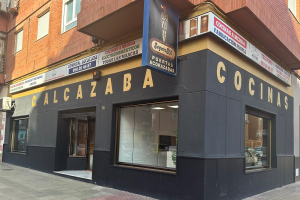 La fachada de Comercial Alcazaba.